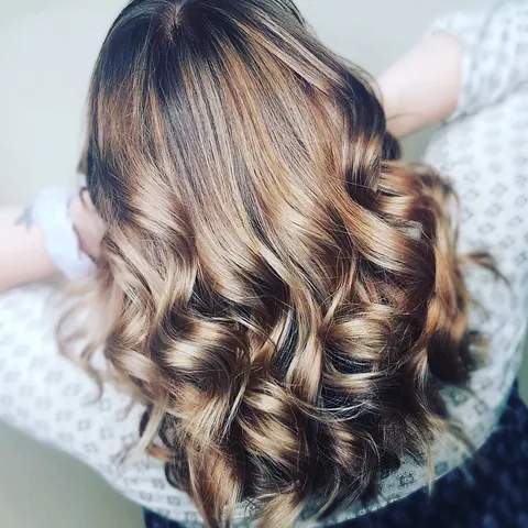 Caramel balayage through loose curls